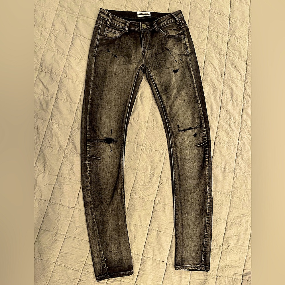 Mid waist/Short rise/Fitted bowed leg/curved raw hem